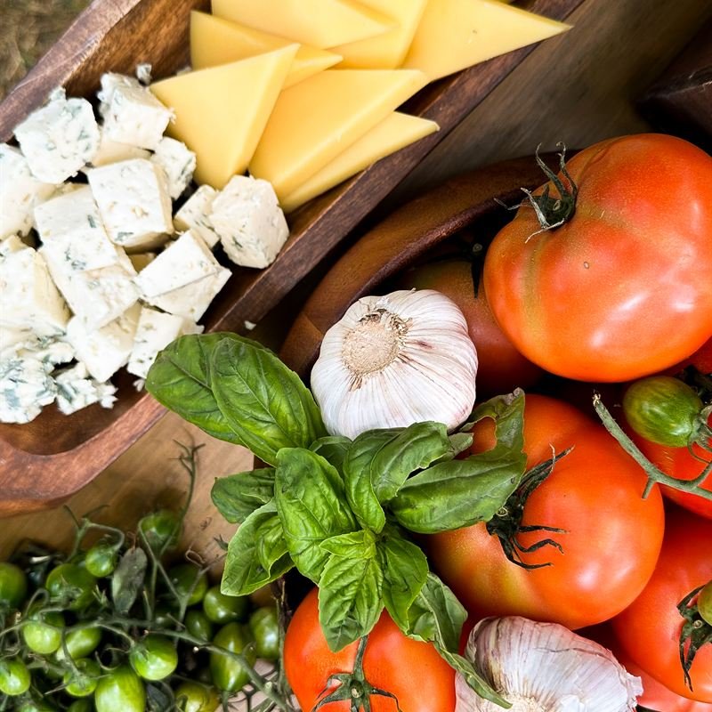 Tabla de quesos, tomates y albahaca fresca