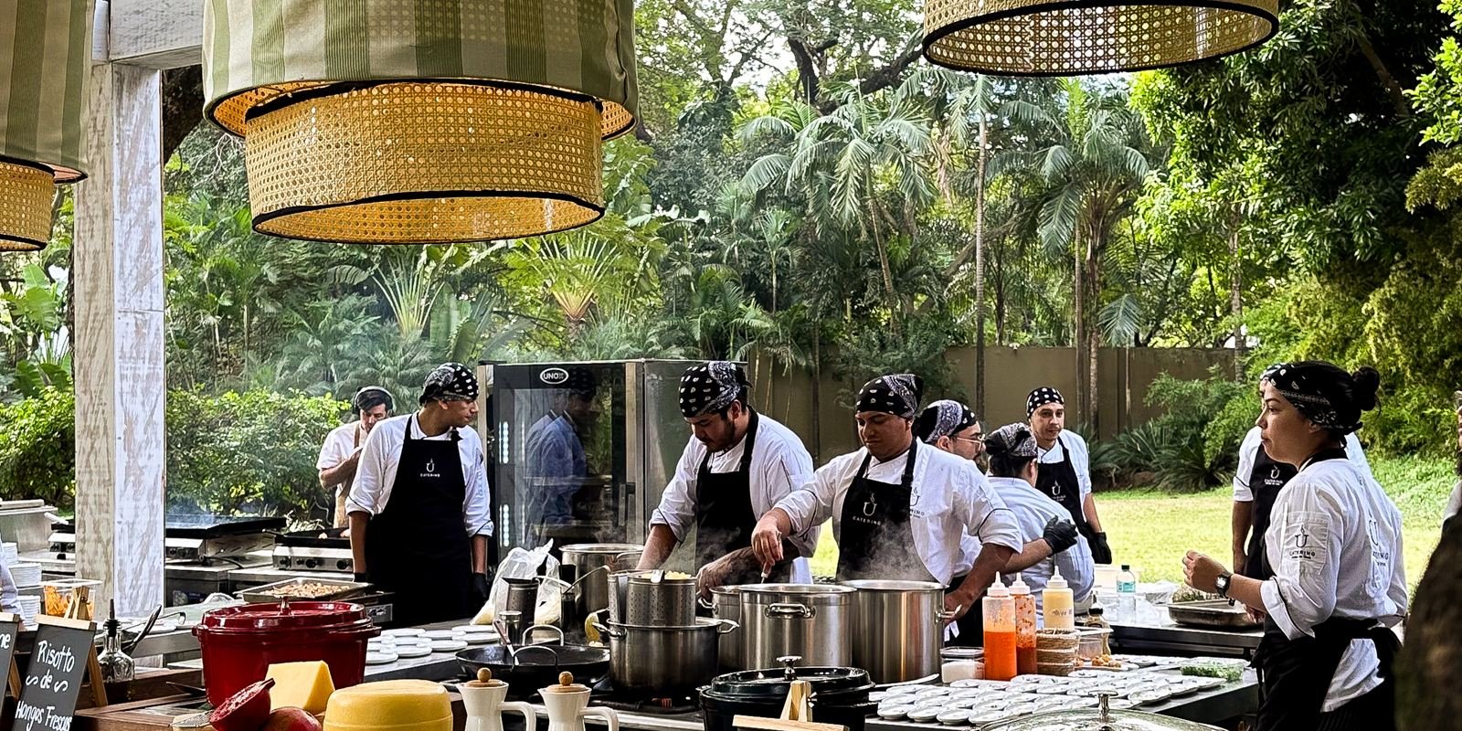 Equipo de cocina trabajando en las estaciones montadas al aire libre