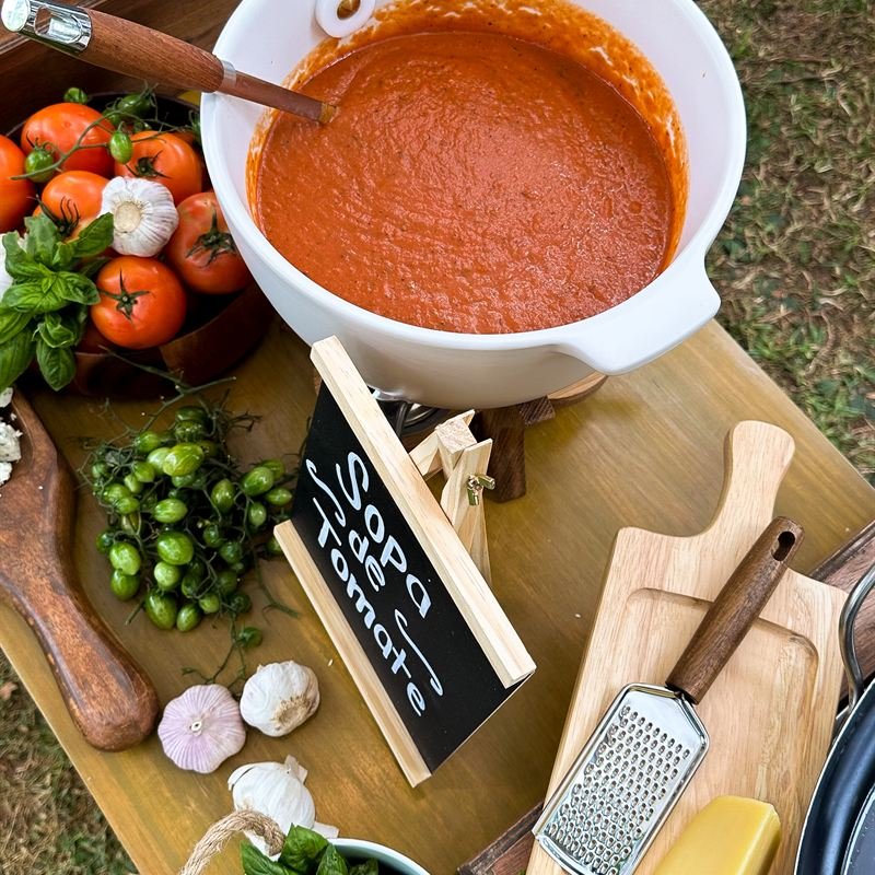 Salsa de tomate recién hecha rodeada de ingredientes frescos