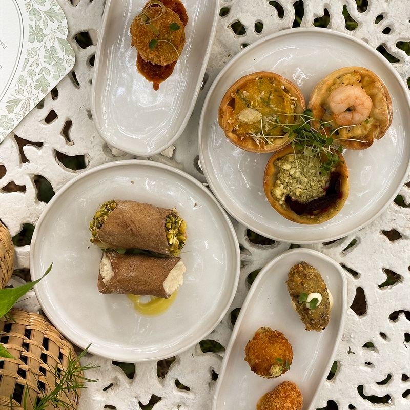 Entradas emplatadas sobre una mesa de hierro blanco